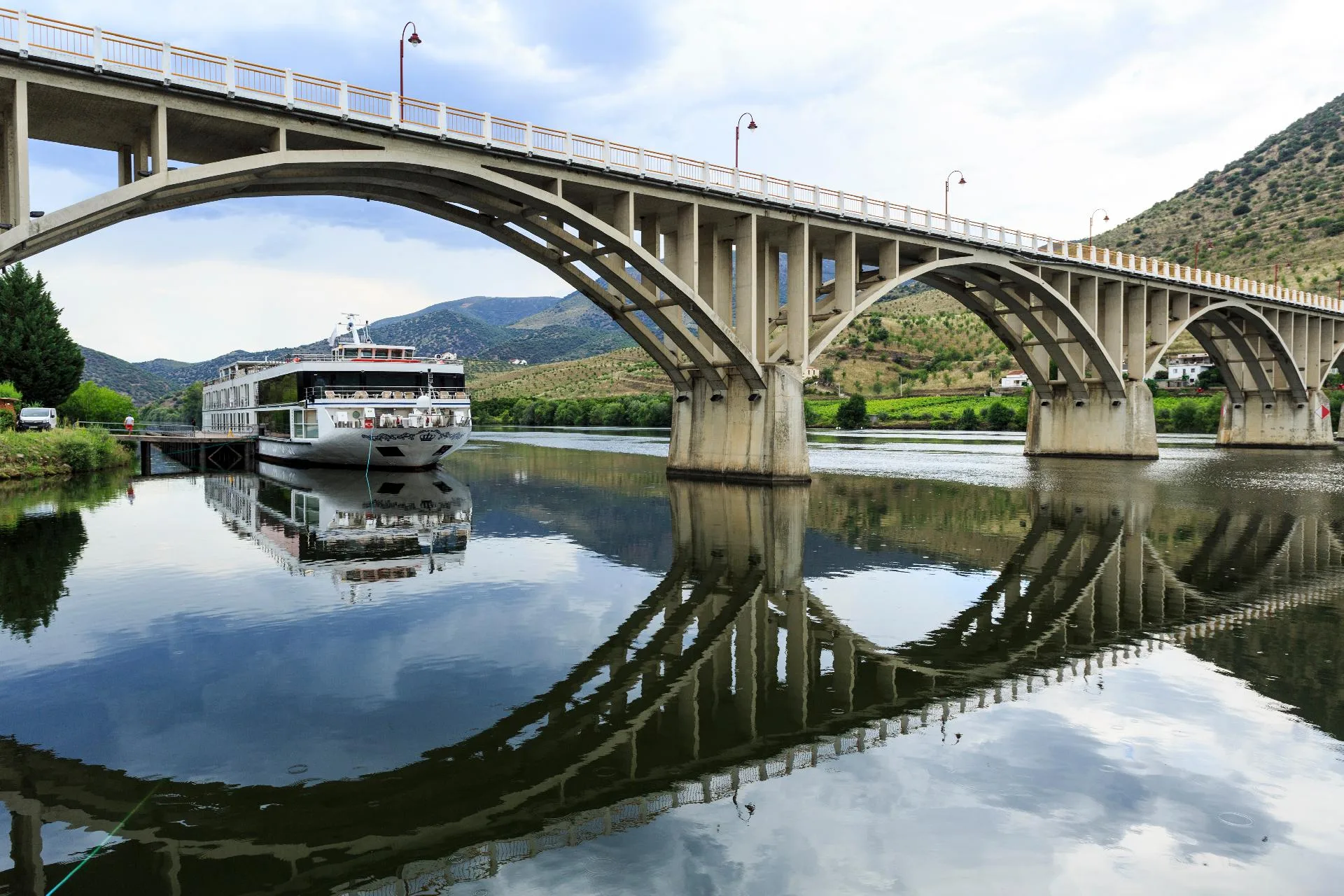 PORTUGAL: O RIO DOURO DE PORTO A BARCA D'ALVA