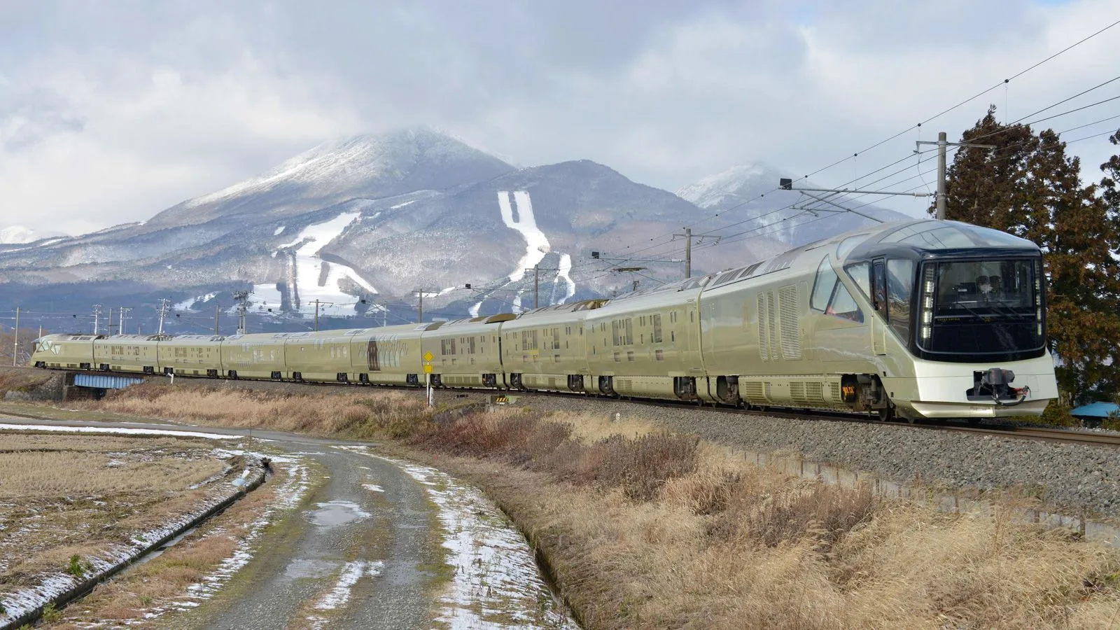 Train Suite Shiki-shima